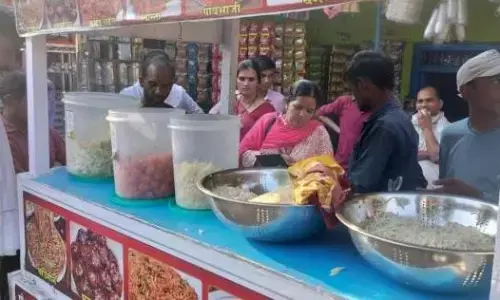 खाद्य विभाग ने देवेन्द्रनगर में की फास्ट फूड हांथ ठेला दुकानों पर जांच कार्यवाही खाद्य विभाग ने देवेन्द्रनगर में की फास्ट फूड हांथ ठेला दुकानों पर जांच कार्यवाही