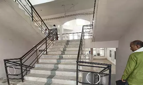 सीढियों की दिक्कत, दिव्यांगों की मुश्किल, संयुक्त कलेक्ट्रेट कार्यालय के द्वितीय तल में पहुंचने के लिए नहीं बना रैम्प सीढियों की दिक्कत, दिव्यांगों की मुश्किल, संयुक्त कलेक्ट्रेट कार्यालय के द्वितीय तल में पहुंचने के लिए नहीं बना रैम्प