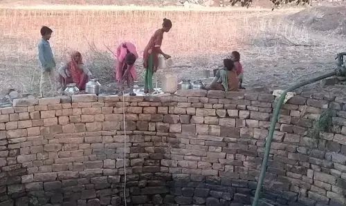 पेयजल संकट से ग्राम रहुनियां के ग्रामीण परेशान, हैण्डपम्पों के ड्राई हो जाने से एक किलोमीटर दूर तक खेत में बने कुंआ से ला रहे है पानी पेयजल संकट से ग्राम रहुनियां के ग्रामीण परेशान, हैण्डपम्पों के ड्राई हो जाने से एक किलोमीटर दूर तक खेत में बने कुंआ से ला रहे है पानी