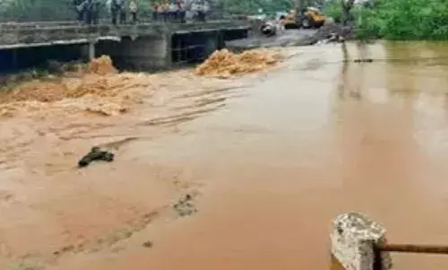 बीड जिले में बेमौसम बारिश का कहर, खेत में पानी जमा होने से किसान हो रहे परेशान