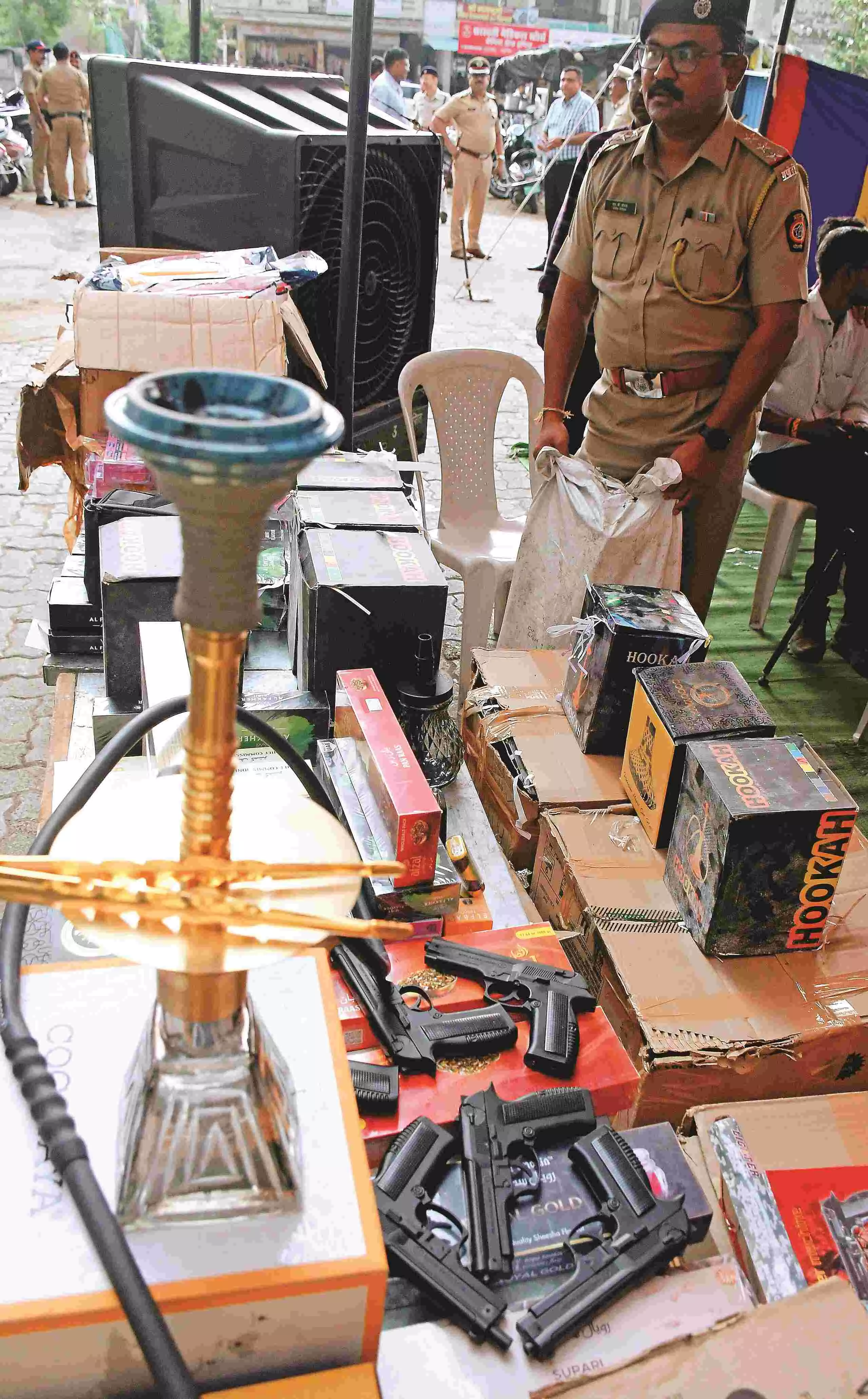 नागपुर में कार्रवाई , 14 हुक्का पार्लरों सहित 17 स्थानों पर पुलिस ने मारा छापा नागपुर में कार्रवाई , 14 हुक्का पार्लरों सहित 17 स्थानों पर पुलिस ने मारा छापा