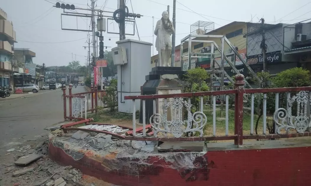 ट्रक की ठोकर से गांधी प्रतिमा का चबूतरा क्षतिग्रस्त ट्रक की ठोकर से गांधी प्रतिमा का चबूतरा क्षतिग्रस्त