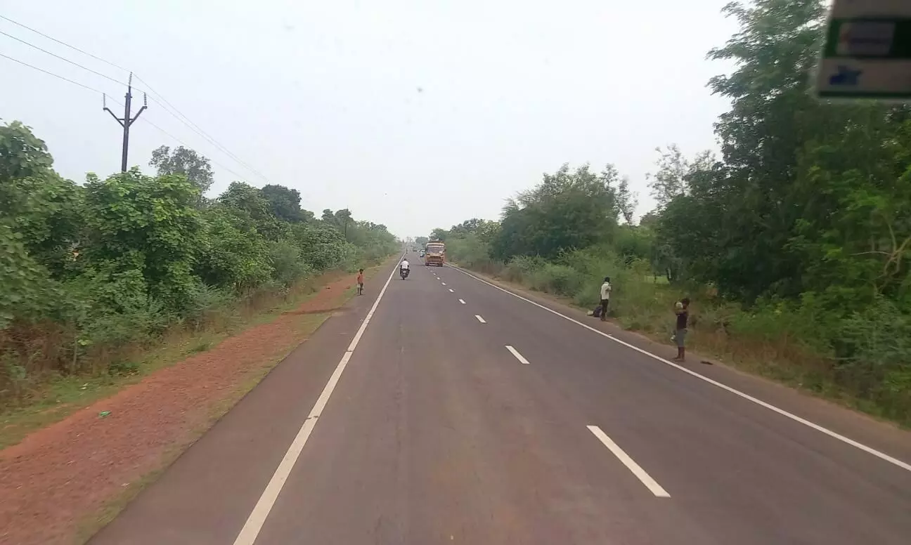 राष्ट्रीय राजमार्ग पर आम बेंच रहे बच्चे, कभी भी हो सकता है हादसा राष्ट्रीय राजमार्ग पर आम बेंच रहे बच्चे, कभी भी हो सकता है हादसा