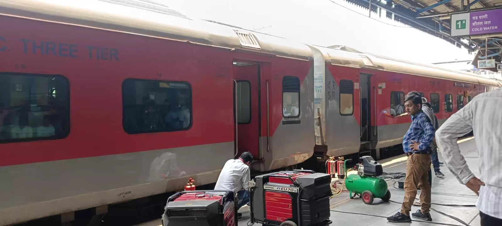 5 घंटे नागपुर स्टेशन पर ठिठकी रही दक्षिण एक्सप्रेस, यात्री होते रहे परेशान 5 घंटे नागपुर स्टेशन पर ठिठकी रही दक्षिण एक्सप्रेस, यात्री होते रहे परेशान