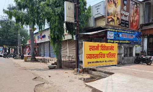 नगर पालिका के नाम का बोर्ड लगाकर फुटपाथ पर रोकी आवाजाही