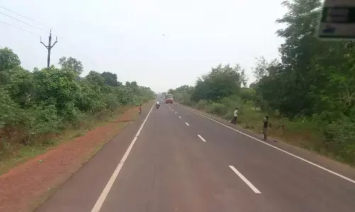 राष्ट्रीय राजमार्ग पर आम बेंच रहे बच्चे, कभी भी हो सकता है हादसा