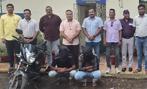 बाइक रुकवाकर लूटपाट करने वाले दो लुटेरे पकड़ाए , 2.43 लाख का माल जब्त