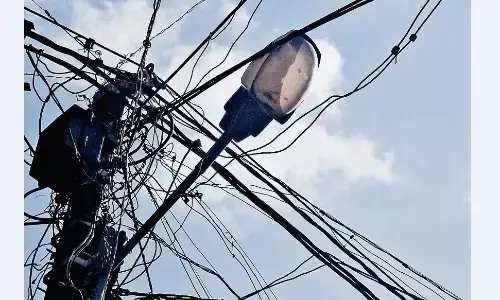 पुरानी-जर्जर केबल से सप्लाई, हवा के एक झोंके में ही गुल हो जाती है बिजली पुरानी-जर्जर केबल से सप्लाई, हवा के एक झोंके में ही गुल हो जाती है बिजली