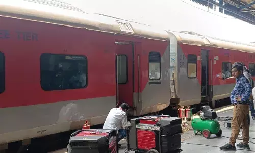 5 घंटे नागपुर स्टेशन पर ठिठकी रही दक्षिण एक्सप्रेस, यात्री होते रहे परेशान
