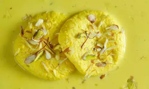 मीठा खाने का है मन तो घर पर बनाएं मार्केट जैसी टेस्टी और स्पंजी रसमलाई, खाकर मन हो जाएगा खुश