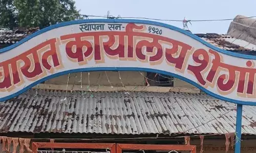 समस्याओं से परेशान ग्रामीणों ने ग्राम पंचायत को जड़ दिया ताला