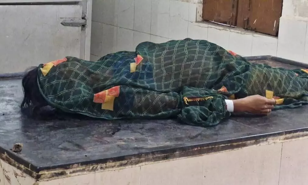 चार घंटे तक तपड़ती रही प्रसूता, डॉक्टर नहीं आए हुई मौत, प्रसूता की मौत पर जिला अस्पताल में हंगामा, डॉक्टर पर कार्यवाही मांग चार घंटे तक तपड़ती रही प्रसूता, डॉक्टर नहीं आए हुई मौत, प्रसूता की मौत पर जिला अस्पताल में हंगामा, डॉक्टर पर कार्यवाही मांग