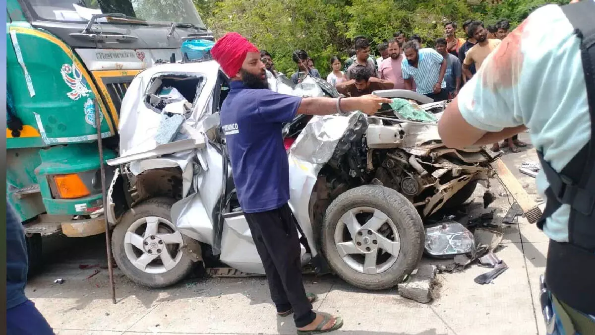 सड़क हादसे में एक ही परिवार के तीन लोगों की मौत सड़क हादसे में एक ही परिवार के तीन लोगों की मौत