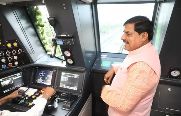 मुख्यमंत्री डॉ. यादव ने किया नव-उद्घाटित इंदौर मेट्रो ट्रेन का निरीक्षण मुख्यमंत्री डॉ. यादव ने किया नव-उद्घाटित इंदौर मेट्रो ट्रेन का निरीक्षण