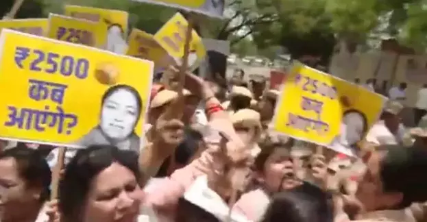 BJP सरकार के खिलाफ आप महिला विंग ने किया विरोध प्रदर्शन, CM रेखा गुप्ता के विरोध जमकर की नारेबाजी BJP सरकार के खिलाफ आप महिला विंग ने किया विरोध प्रदर्शन, CM रेखा गुप्ता के विरोध जमकर की नारेबाजी