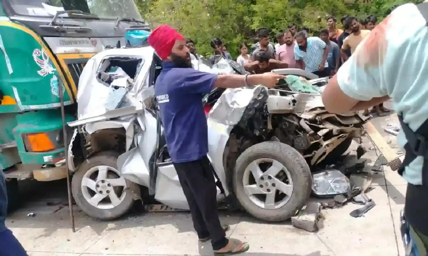 सड़क हादसे में एक ही परिवार के तीन लोगों की मौत