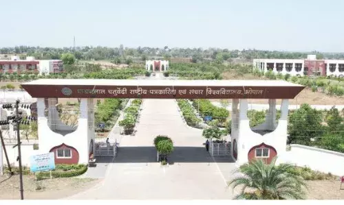 समाज निर्माण का सक्रिय माध्यम है पत्रकारिता : कुलगुरु विजय मनोहर तिवारी