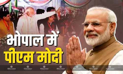भोपाल में पीएम मोदी का दौरा, सिंदूर रंग की साड़ी में हजारों महिलाओं ने किया स्वागत, रोड शो के बाद महिलाओं को किया संबोधित