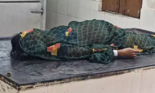 चार घंटे तक तपड़ती रही प्रसूता, डॉक्टर नहीं आए हुई मौत, प्रसूता की मौत पर जिला अस्पताल में हंगामा, डॉक्टर पर कार्यवाही मांग चार घंटे तक तपड़ती रही प्रसूता, डॉक्टर नहीं आए हुई मौत, प्रसूता की मौत पर जिला अस्पताल में हंगामा, डॉक्टर पर कार्यवाही मांग