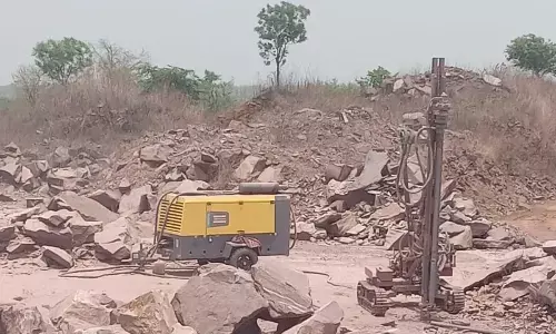 पवई के जंगल में अवैध उत्खनन, धडल्ले से चल रहा के्रेशर, वन व खनिज विभाग के जिम्मेदार मौन