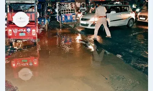 फ्लाईओवर एक्सटेंशन- थोड़ी सी बारिश में ही कीचड़ से लथपथ हो गई सड़क फ्लाईओवर एक्सटेंशन- थोड़ी सी बारिश में ही कीचड़ से लथपथ हो गई सड़क