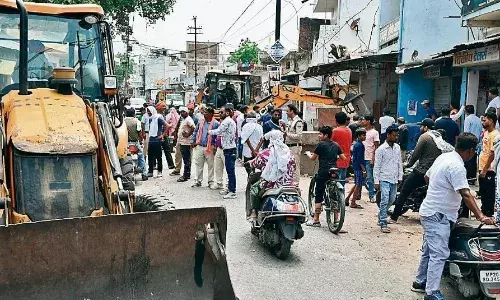 कब्जों पर चला बुलडोजर, बनी रही गहमा-गहमी कब्जों पर चला बुलडोजर, बनी रही गहमा-गहमी