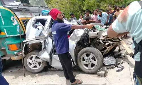 सड़क हादसे में एक ही परिवार के तीन लोगों की मौत