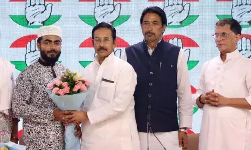 पीरजादा अमीन ने थामा कांग्रेस का दामन, केंद्र की मोदी और राज्य की ममता सरकार पर साधा निशाना पीरजादा अमीन ने थामा कांग्रेस का दामन, केंद्र की मोदी और राज्य की ममता सरकार पर साधा निशाना