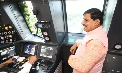 मुख्यमंत्री डॉ. यादव ने किया नव-उद्घाटित इंदौर मेट्रो ट्रेन का निरीक्षण