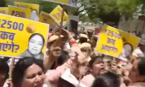 BJP सरकार के खिलाफ आप महिला विंग ने किया विरोध प्रदर्शन, CM रेखा गुप्ता के विरोध जमकर की नारेबाजी