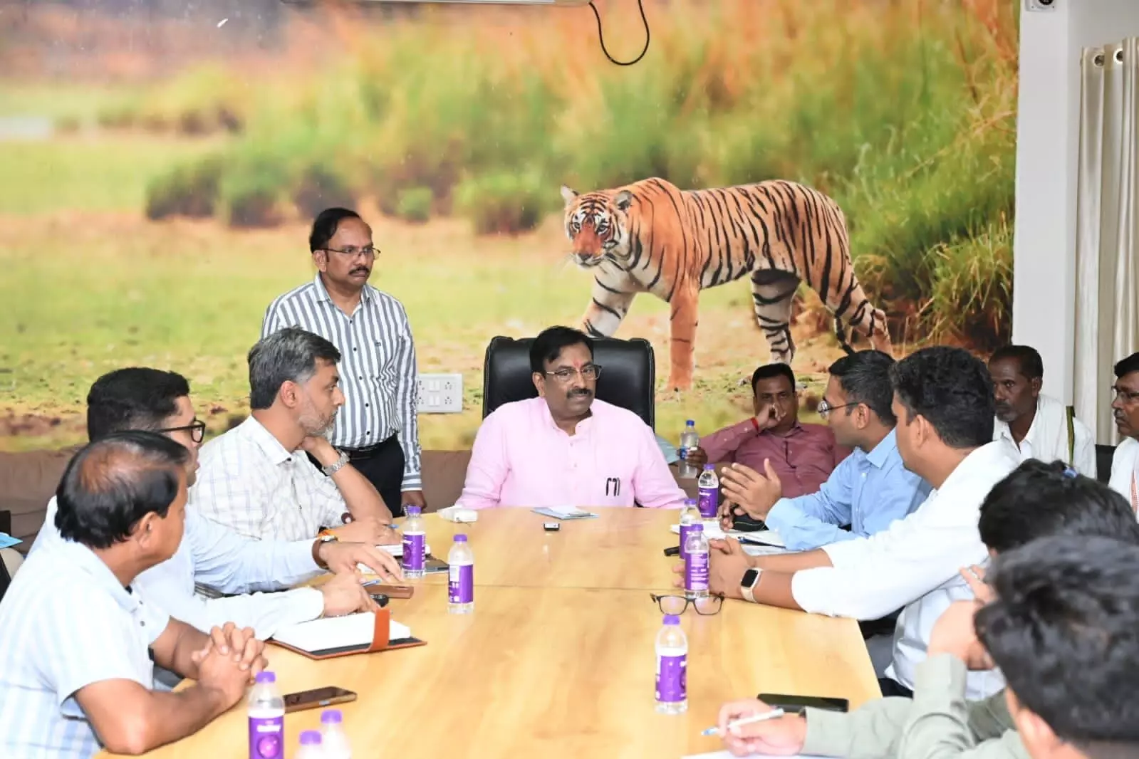 बाघों के हमलों को नियंत्रित करने कार्रवाई करें: मुनगंटीवार बाघों के हमलों को नियंत्रित करने कार्रवाई करें: मुनगंटीवार