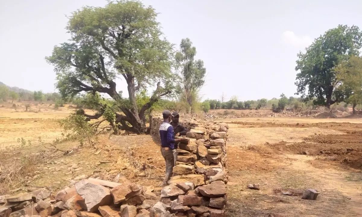 सात माह से ठप्प पडा ८०० मीटर सड़क निर्माण का काम, मिट्टी के बाद गिट्टी डालकर लापता ठेकेदार सात माह से ठप्प पडा ८०० मीटर सड़क निर्माण का काम, मिट्टी के बाद गिट्टी डालकर लापता ठेकेदार