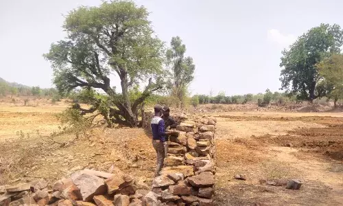 सात माह से ठप्प पडा ८०० मीटर सड़क निर्माण का काम, मिट्टी के बाद गिट्टी डालकर लापता ठेकेदार
