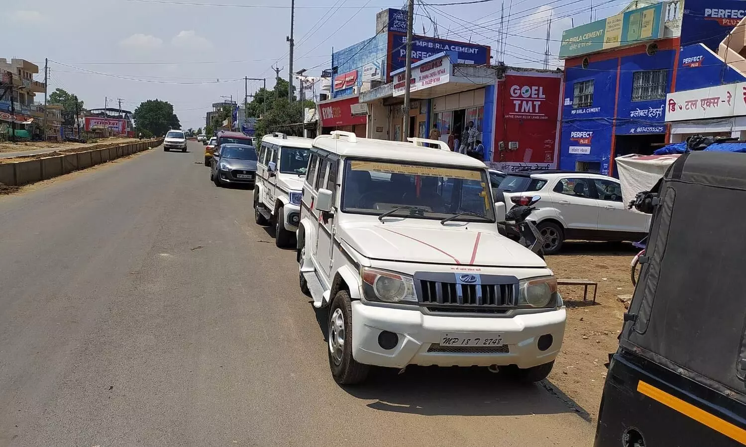 पार्किंग एरिया बनकर रह गईं करोड़ों की सडक़ें पार्किंग एरिया बनकर रह गईं करोड़ों की सडक़ें