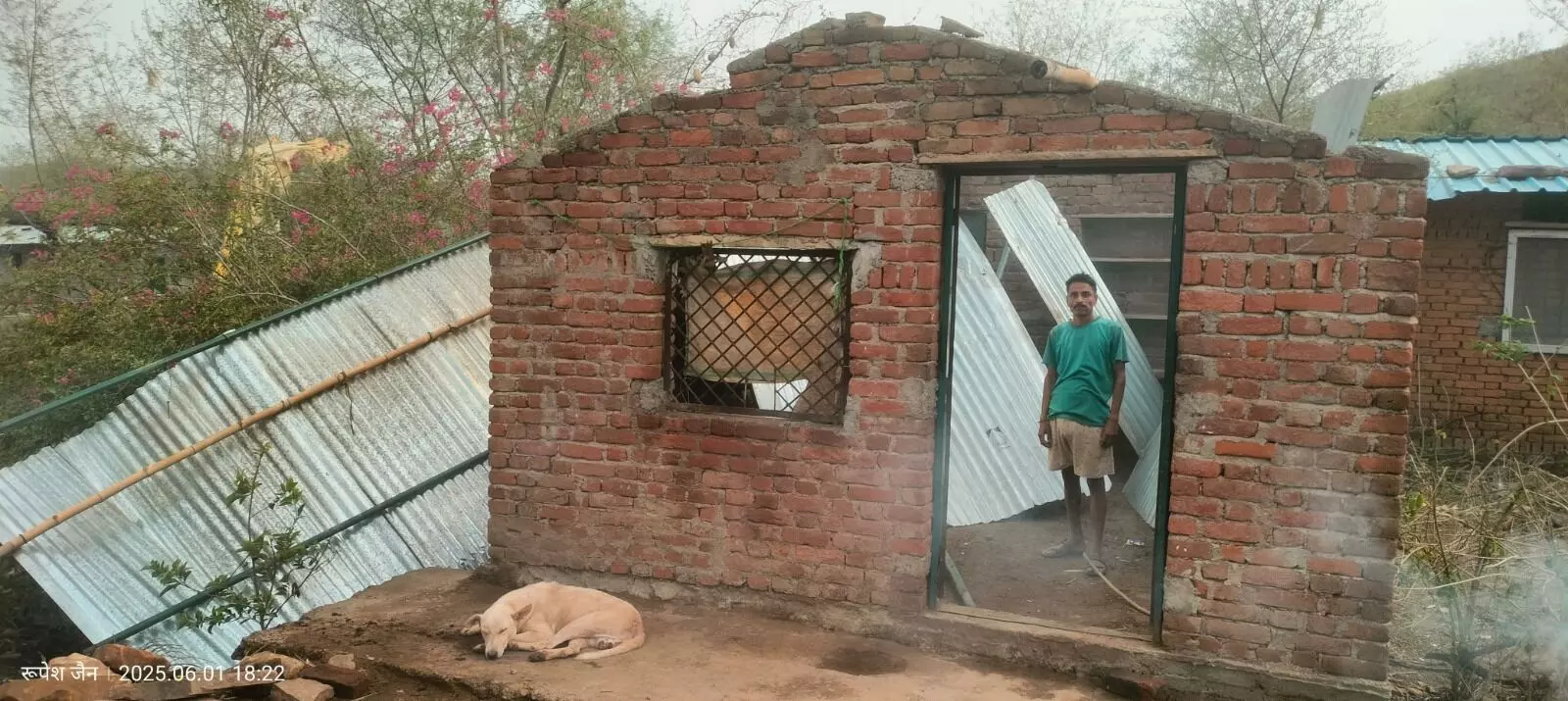 तेज आंधी व तूफान से घर का छप्पर उड़ा तेज आंधी व तूफान से घर का छप्पर उड़ा