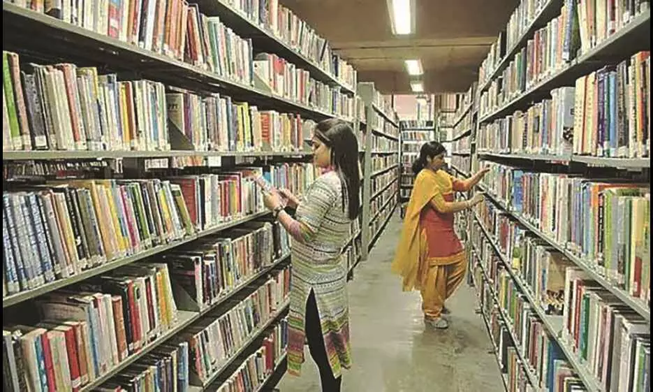 बारिश के पानी से 1,677 किताबें हुईं खराब, जिले में ग्रंथालयों के बुरे हाल बारिश के पानी से 1,677 किताबें हुईं खराब, जिले में ग्रंथालयों के बुरे हाल