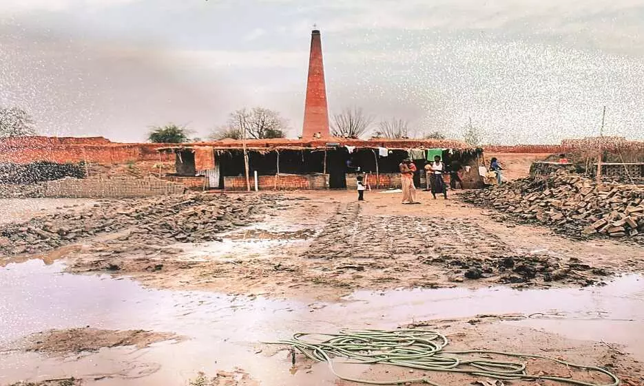 बेमौसम बारिश से ईंट भट्ठा उद्योग को तगड़ा झटका, मूल्य में भी हुई वृद्धि बेमौसम बारिश से ईंट भट्ठा उद्योग को तगड़ा झटका, मूल्य में भी हुई वृद्धि