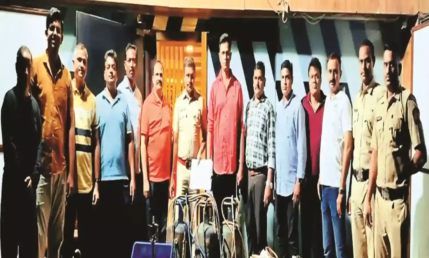 कार्रवाई - तीन हुक्का पार्लर पर छापा, हिरासत में 36 - डेढ़ लाख का सामान जब्त