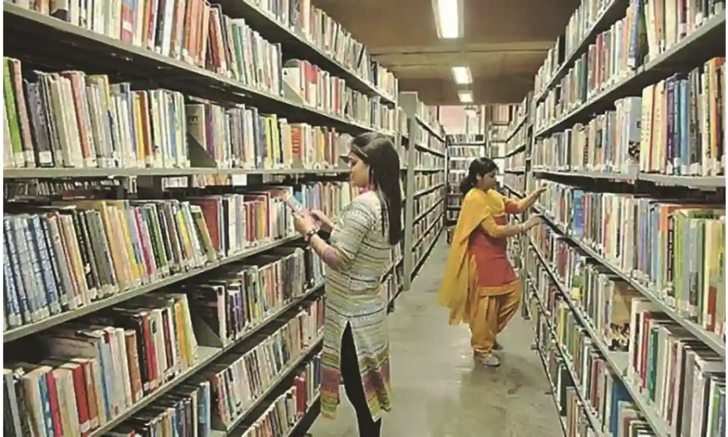 बारिश के पानी से 1,677 किताबें हुईं खराब, जिले में ग्रंथालयों के बुरे हाल