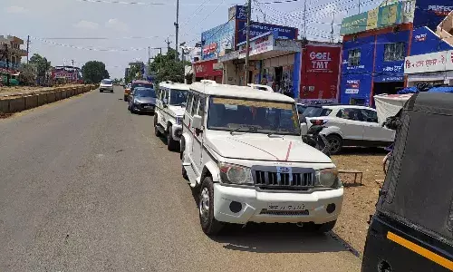 पार्किंग एरिया बनकर रह गईं करोड़ों की सडक़ें