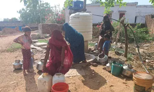 आधी रात को हैंडपंप पर पानी भरने को मजबूर महिलाएं, अजयगढ़ की ग्राम पंचायत बिलाही के ग्राम कुड़ई में पानी की समस्या एक बड़ी चुनौती
