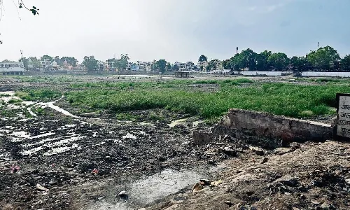 काम की धीमी रफ्तार ने तालाब के सौंदर्यीकरण पर फेरा पानी