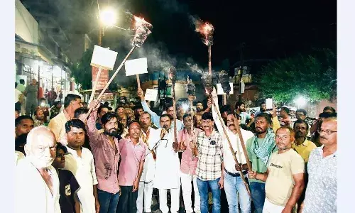 गढ़ा रोड चौड़ीकरण- अब पब्लिक सड़क पर, निकाला मशाल जुलूस