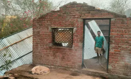 तेज आंधी व तूफान से घर का छप्पर उड़ा