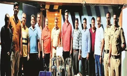 कार्रवाई - तीन हुक्का पार्लर पर छापा, हिरासत में 36 - डेढ़ लाख का सामान जब्त