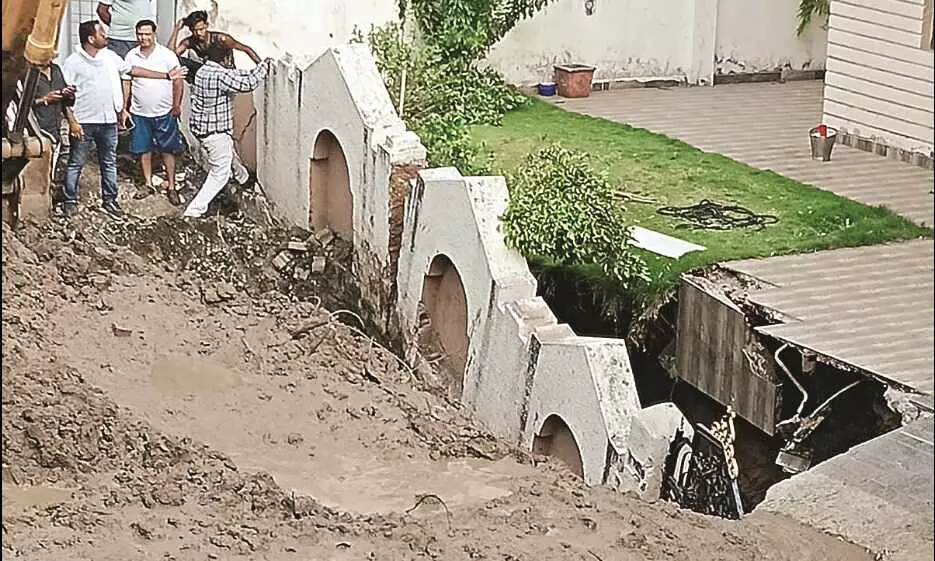अचानक धंस गई जमीन, घर की सुरक्षा दीवार और गेट समाए - मचा हड़कंप अचानक धंस गई जमीन, घर की सुरक्षा दीवार और गेट समाए - मचा हड़कंप