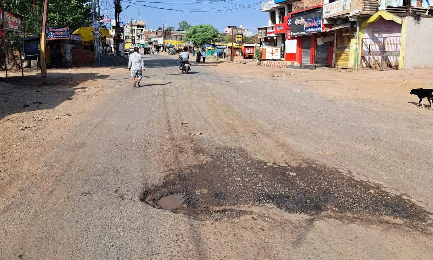 इस गड़बड़ी के कौन जिम्मेदार? : 27 लाख 10 हजार रूपए से डामरीकरण में निर्माण के 19 माह बाद ही गड्ढे इस गड़बड़ी के कौन जिम्मेदार? : 27 लाख 10 हजार रूपए से डामरीकरण में निर्माण के 19 माह बाद ही गड्ढे