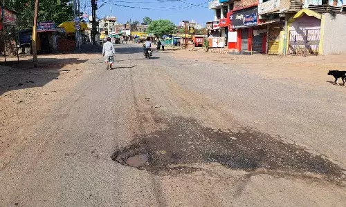 इस गड़बड़ी के कौन जिम्मेदार? : 27 लाख 10 हजार रूपए से डामरीकरण में निर्माण के 19 माह बाद ही गड्ढे