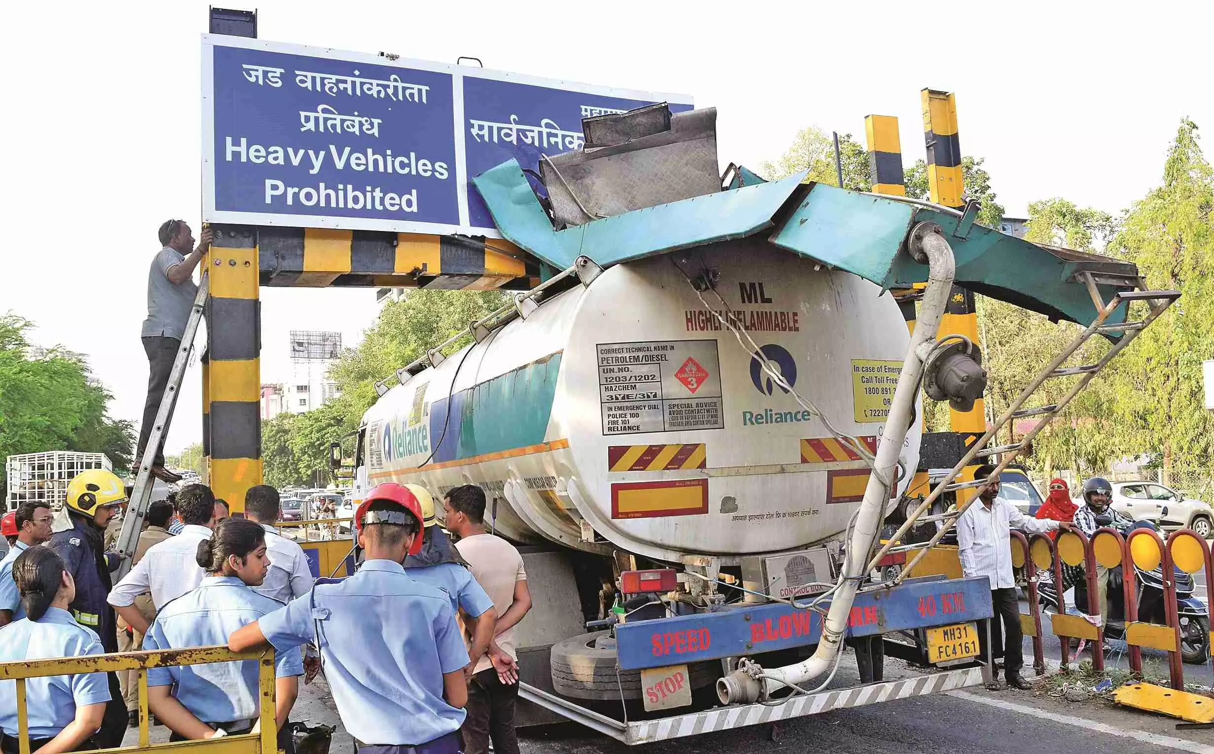 23 हजार लीटर पेट्रोल से भरा टैंकर हाइट बेरियर से टकराया, पास ही घनी आबादी 23 हजार लीटर पेट्रोल से भरा टैंकर हाइट बेरियर से टकराया, पास ही घनी आबादी