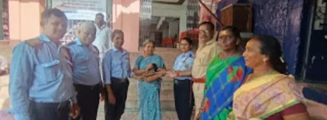 परली वैद्यनाथ मंदिर में महंगा मोबाइल फोन और 50 हजार रुपए की नकदी से भरा बैग श्रद्धालु को लौटाया परली वैद्यनाथ मंदिर में महंगा मोबाइल फोन और 50 हजार रुपए की नकदी से भरा बैग श्रद्धालु को लौटाया